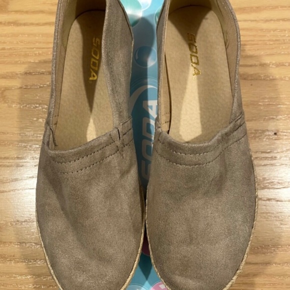 🥿🥿 NEW Soda Shoes Taupe Seanna Flats Size 8.5 New in Box Style # Booth-S - Picture 3 of 9